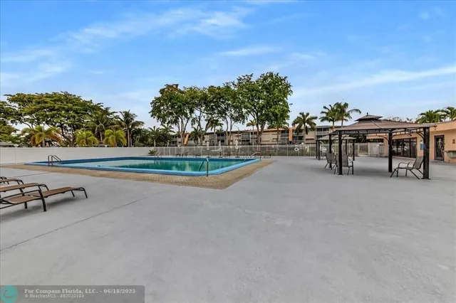 $169,900 | 4800 Hillcrest Lane, Unit 314, Hollywood, FL 33021