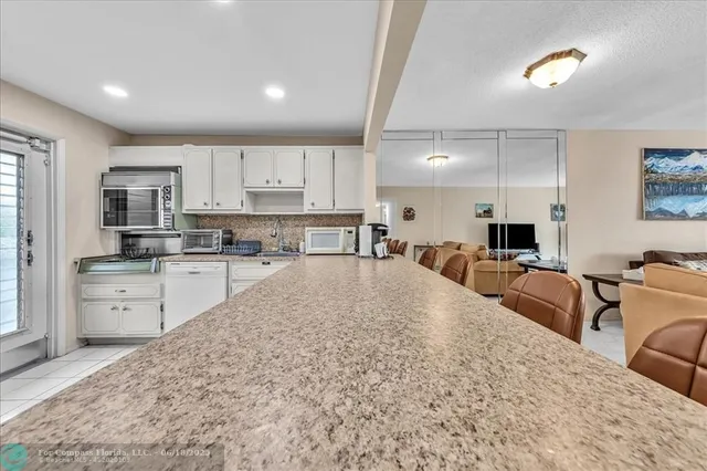 $169,900 | 4800 Hillcrest Lane, Unit 314, Hollywood, FL 33021