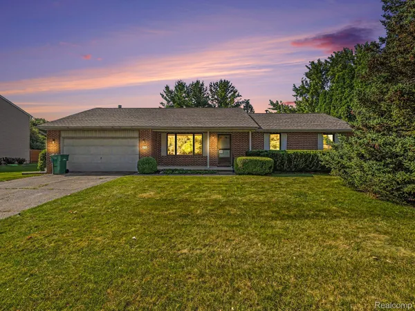 $390,000 | 415 Bennington Court, Saline, MI 48176