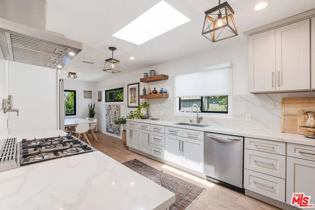$2,100,000 | 918 Indiana Avenue, Venice, CA 90291