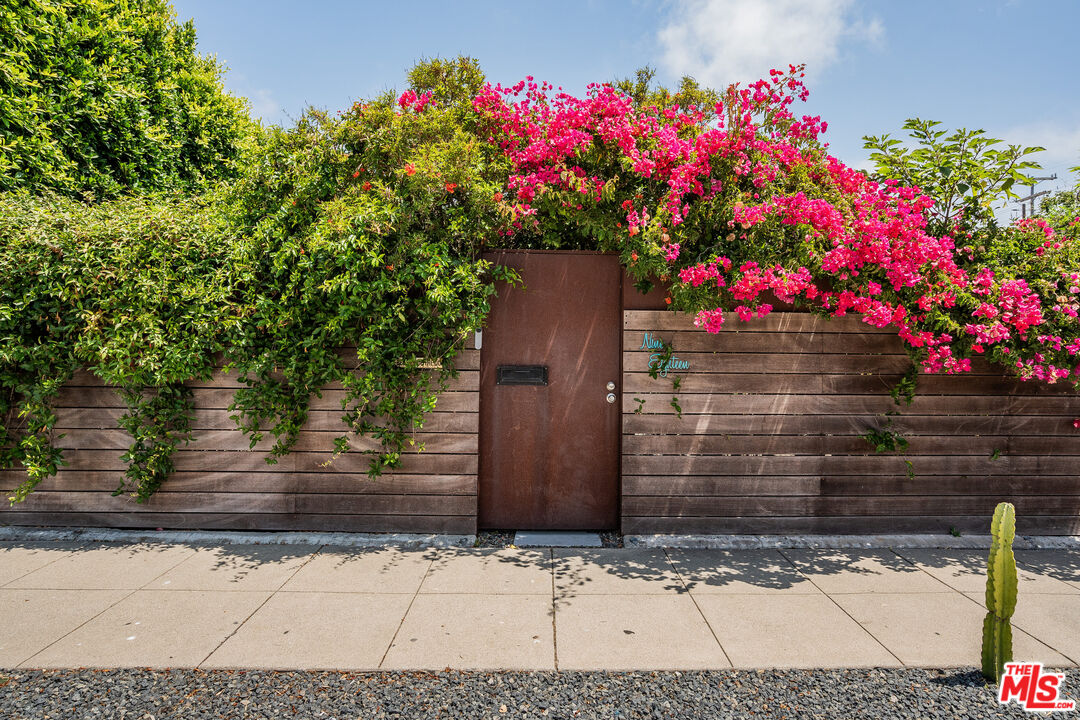 918 Indiana Avenue Venice, CA 90291 - Photo 2 of 36