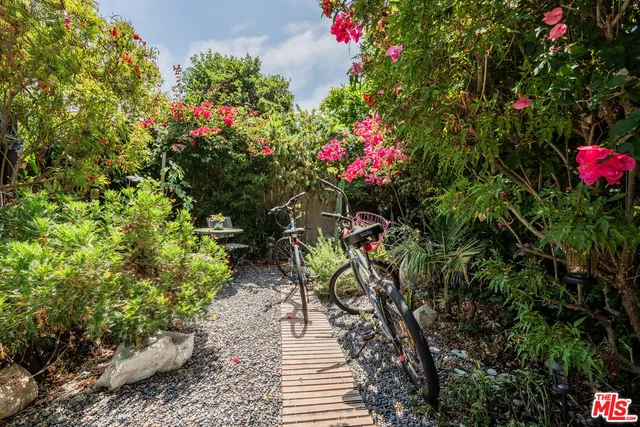 $2,100,000 | 918 Indiana Avenue, Venice, CA 90291