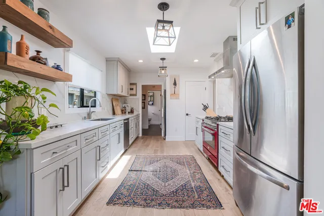 $2,100,000 | 918 Indiana Avenue, Venice, CA 90291