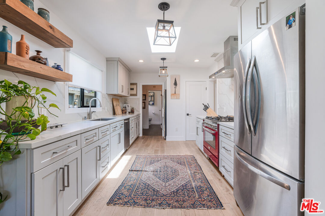 918 Indiana Avenue Venice, CA 90291 - Photo 8 of 36