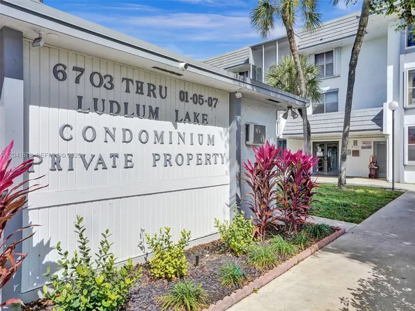 $1,850 | 6705 Northwest 169th Street, Unit C112, Hialeah, FL 33015