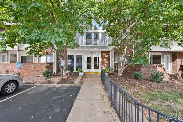 $230,000 | 1033 Wilton Royal Drive, Unit 204, Creve Coeur, MO 63146