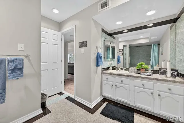 $230,000 | 1033 Wilton Royal Drive, Unit 204, Creve Coeur, MO 63146