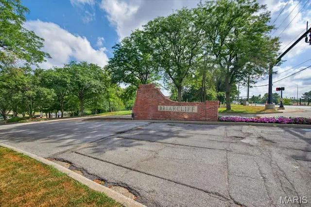 $230,000 | 1033 Wilton Royal Drive, Unit 204, Creve Coeur, MO 63146
