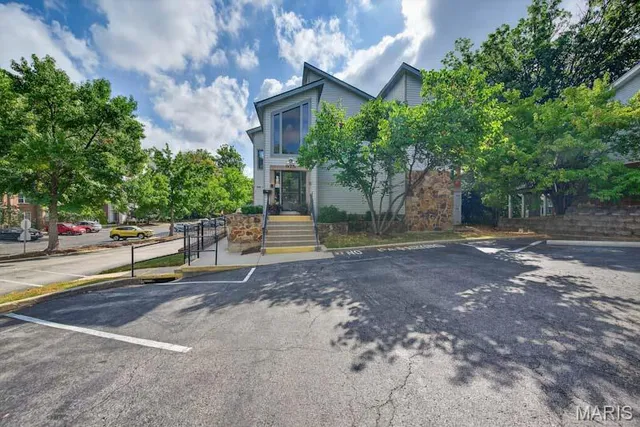 $230,000 | 1033 Wilton Royal Drive, Unit 204, Creve Coeur, MO 63146