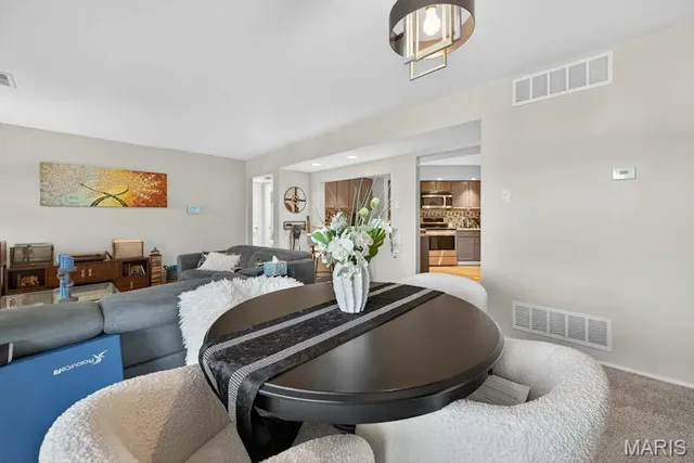 $230,000 | 1033 Wilton Royal Drive, Unit 204, Creve Coeur, MO 63146