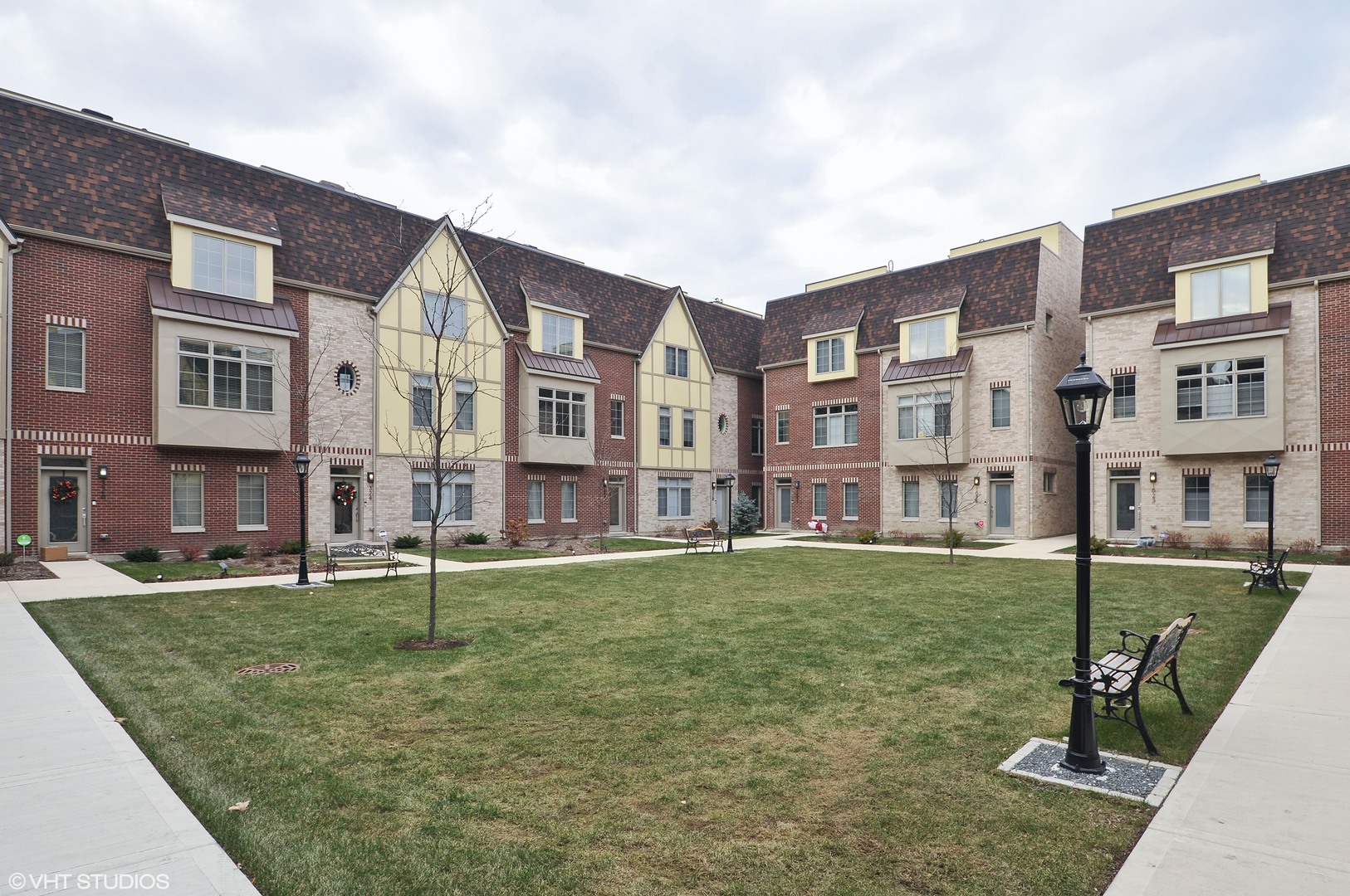 327 Chestnut Lane Oak Park, IL 60302 - Photo 2 of 24