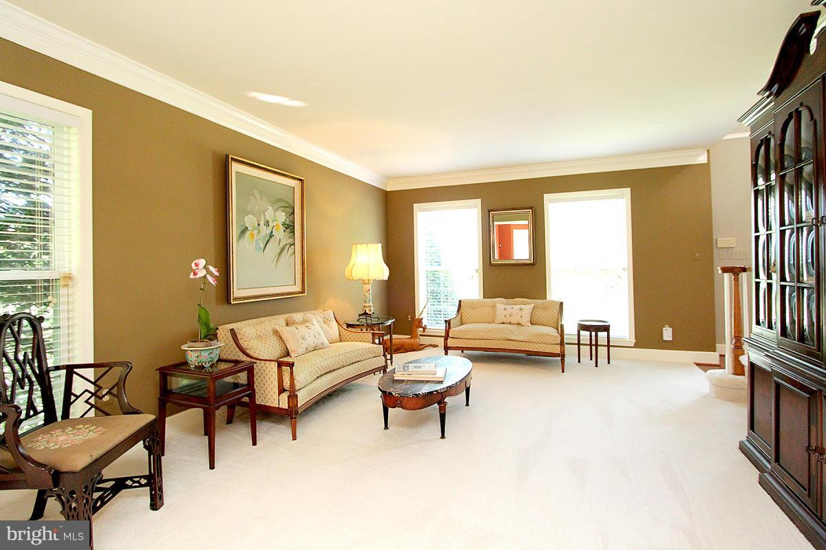 9208 Huntmaster Road Gaithersburg, MD 20882 - Photo 4 of 30 Living Room