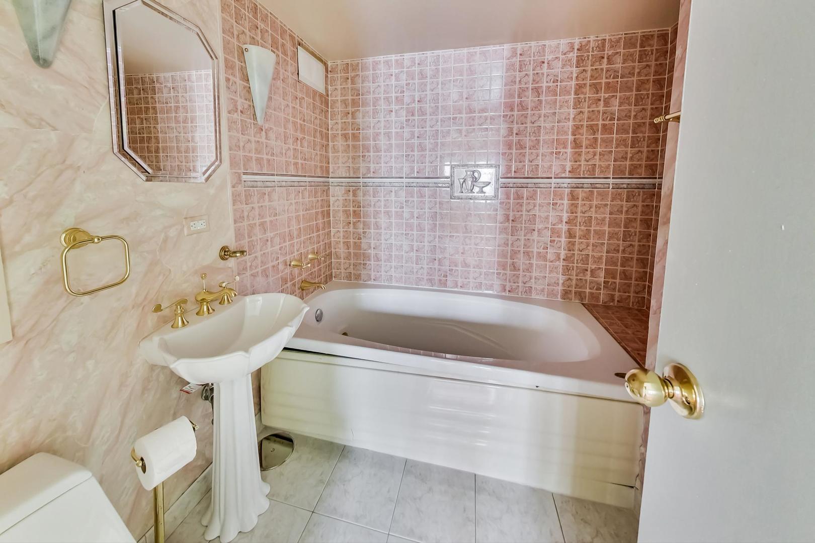 1350 North Astor Street, Unit 9B Chicago, IL 60610 - Photo 18 of 25 a bathroom with a sink and bathtub