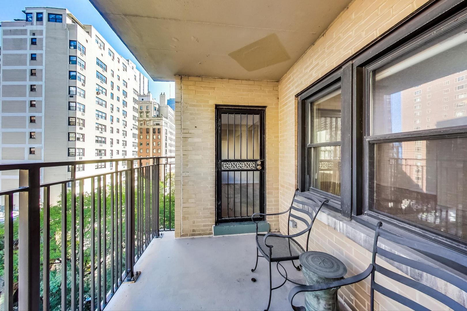 1350 North Astor Street, Unit 9B Chicago, IL 60610 - Photo 21 of 25 a living room with furniture and a window