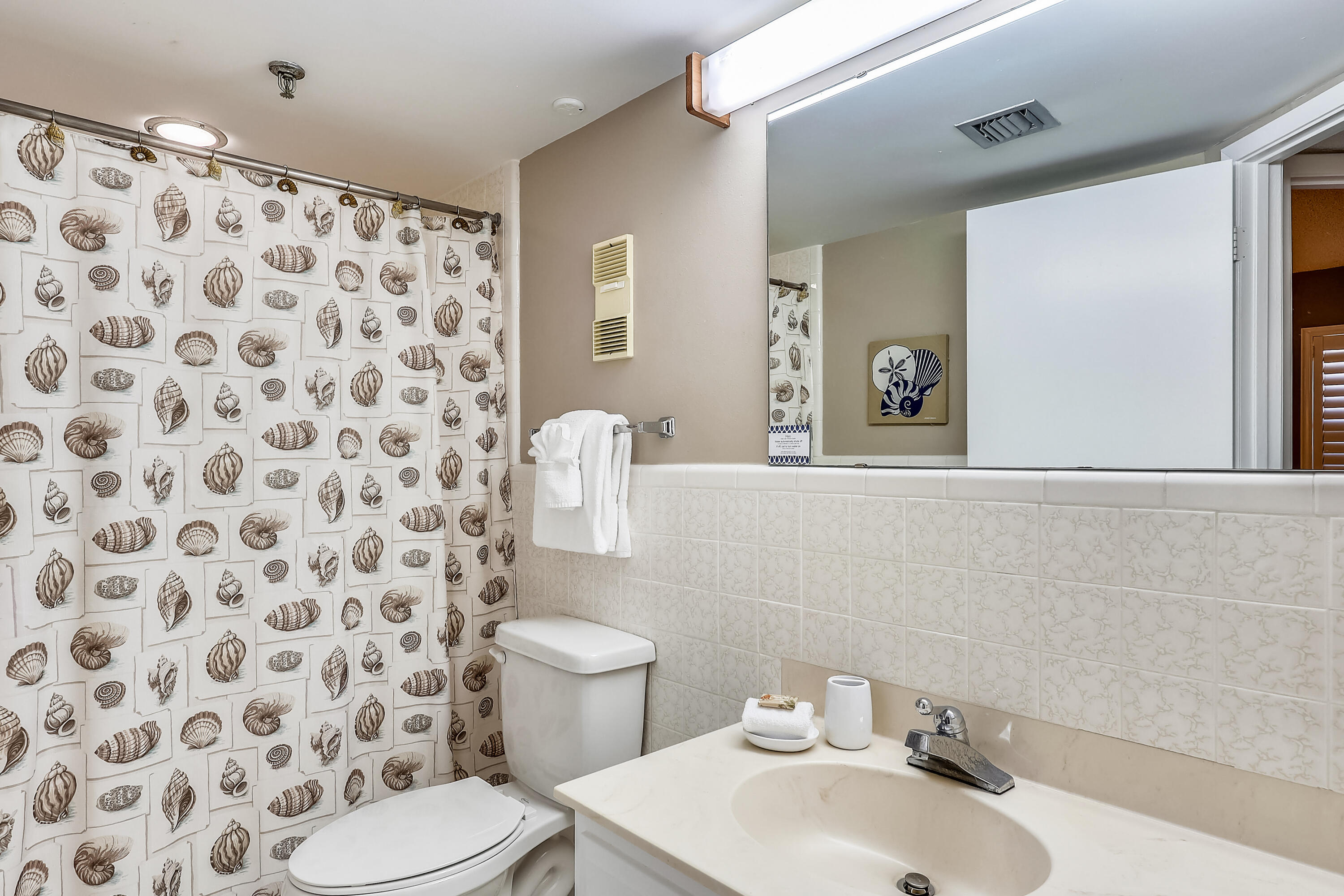 506 Gulf Shore Drive, Unit 617 Destin, FL 32541 - Photo 16 of 39 Guest Bathroom