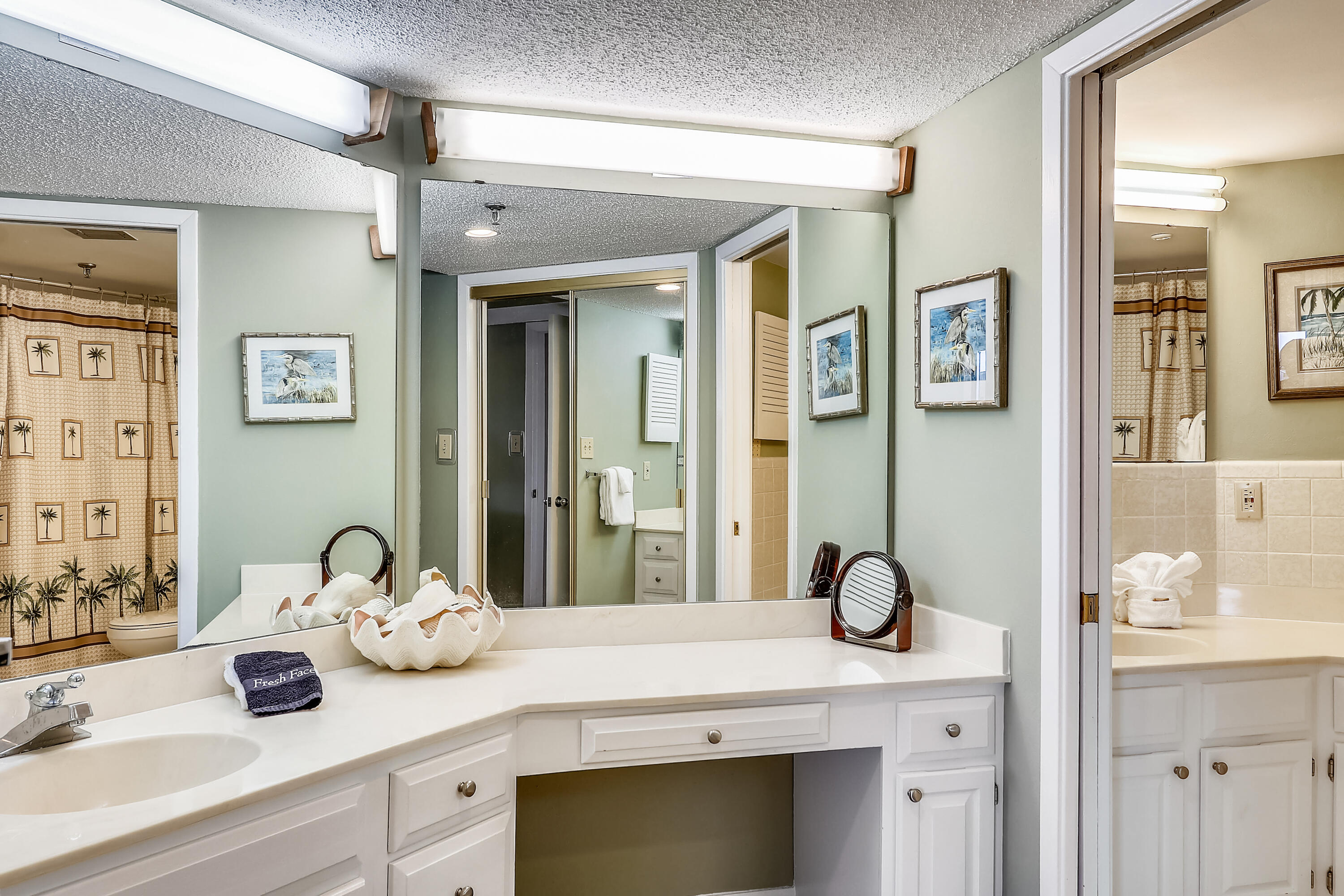 506 Gulf Shore Drive, Unit 617 Destin, FL 32541 - Photo 22 of 39 Main Bathroom Ensuite