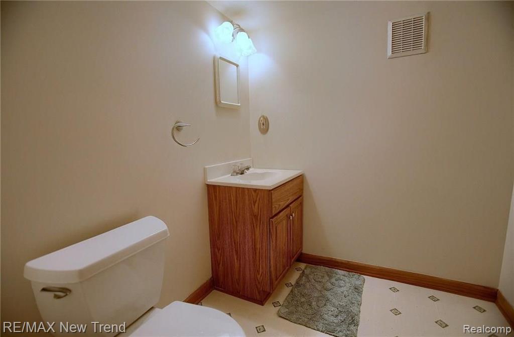 36307 West Lyman Road Farmington Hills, MI 48331 - Photo 29 of 33