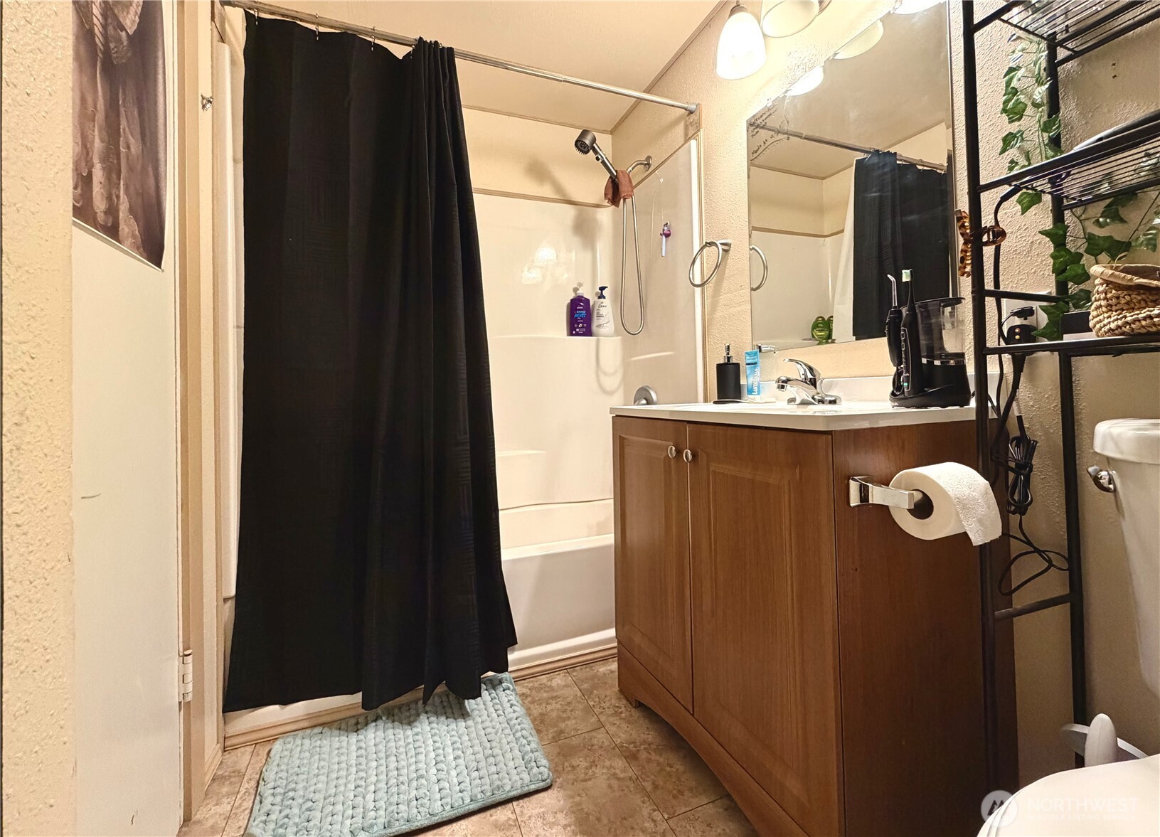 541 Fairchild Loop Moses Lake, WA 98837 - Photo 25 of 35 a bathroom with a mirror and a shower
