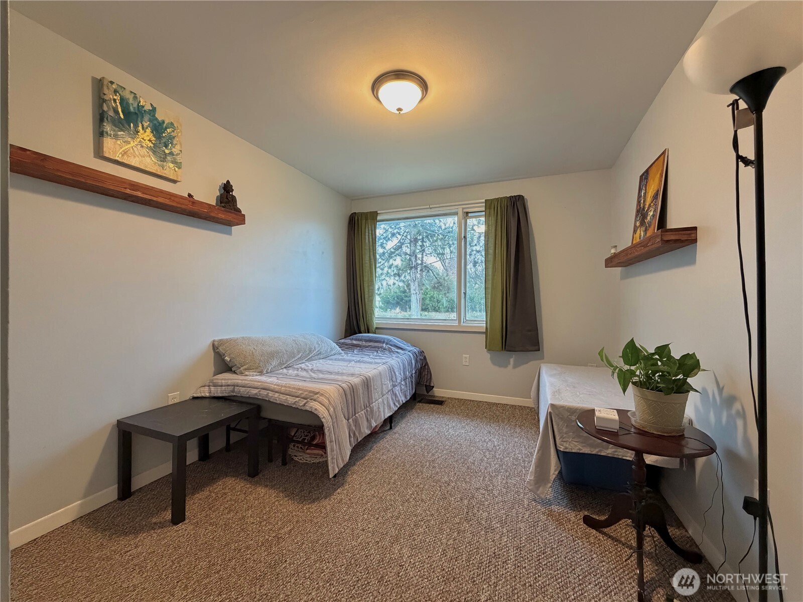 541 Fairchild Loop Moses Lake, WA 98837 - Photo 27 of 35 a bedroom with a bed and a potted plant