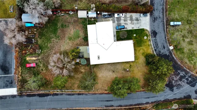 an aerial view of a house having yard