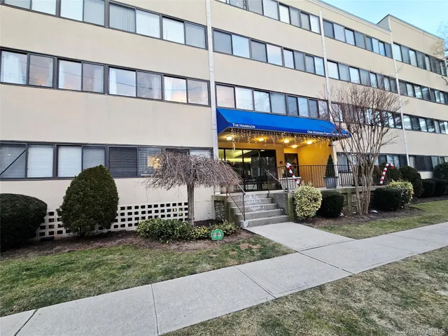 $3,200 | 142 Main Street, Unit 3D, Mineola, NY 11501