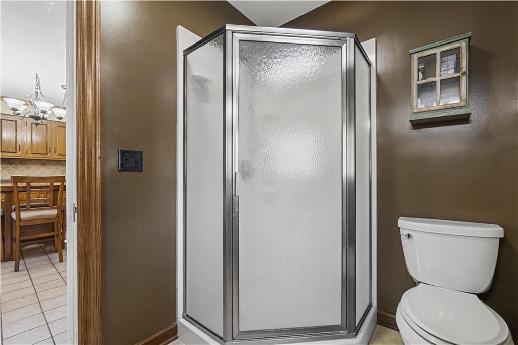 935 Alcoma Street Sharon, PA 16146 - Photo 25 of 28 a bathroom with a toilet and a shower