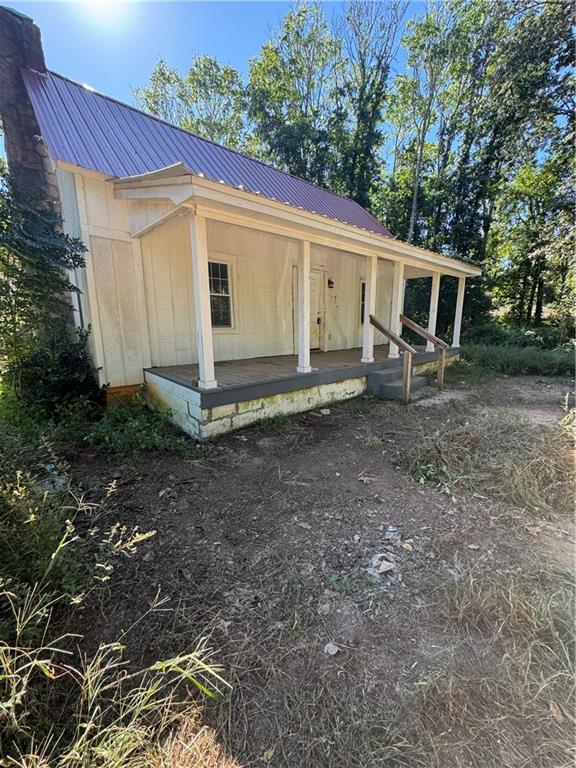 a view of a house with backyard