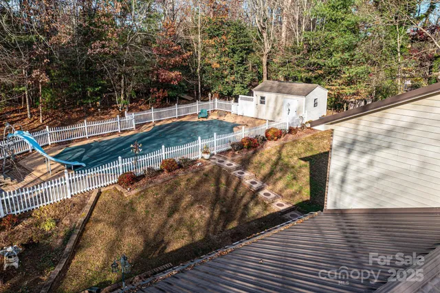 a view of a yard with plants