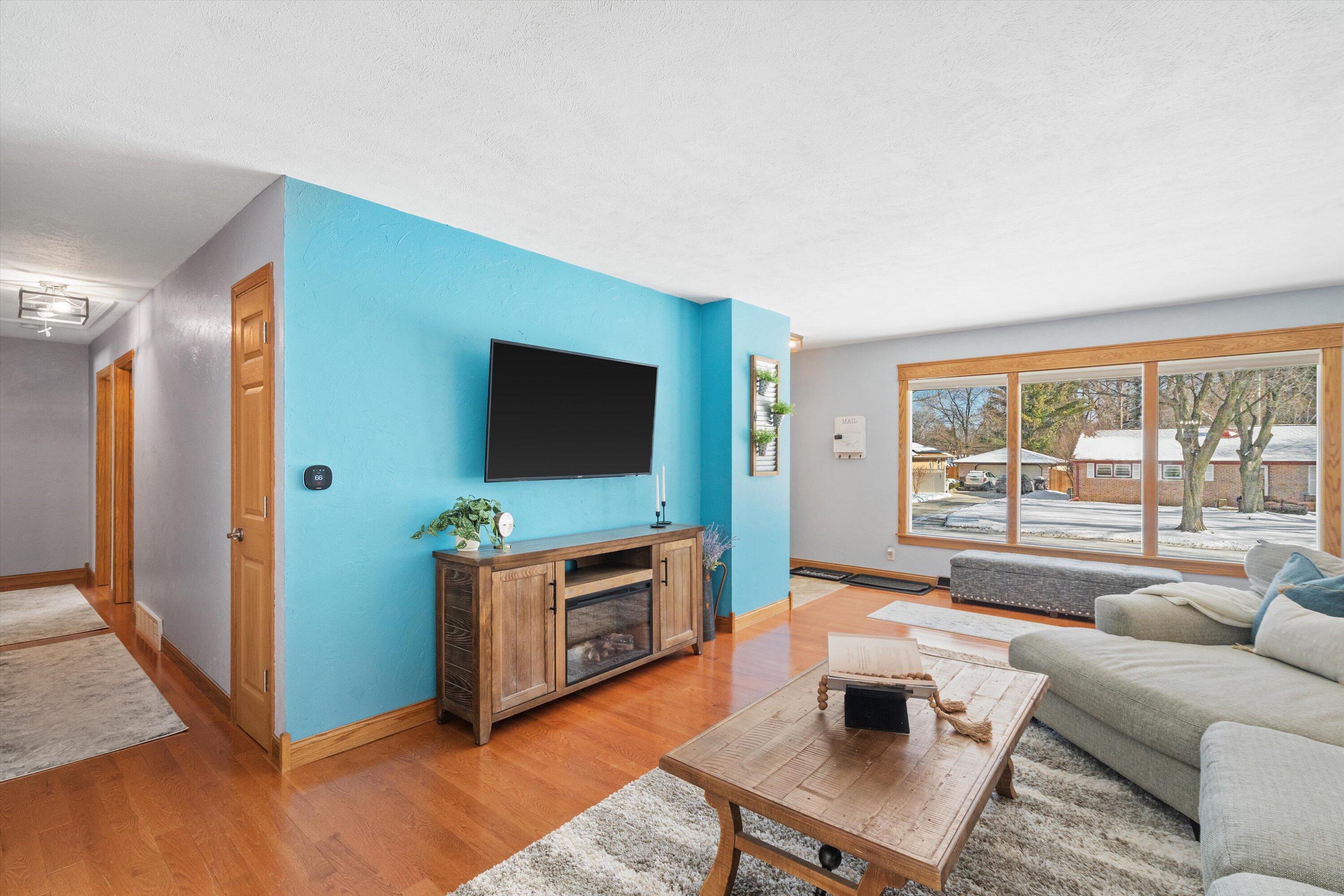 7503 North 39th Street Milwaukee, WI 53209 - Photo 5 of 26 Large front windows!