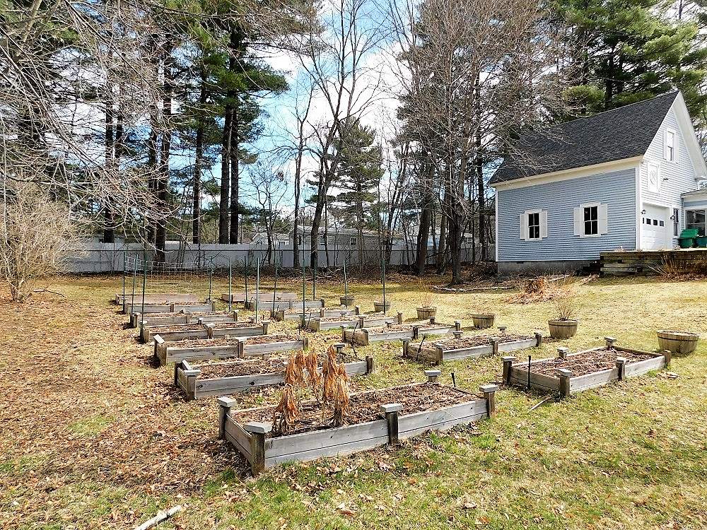 18 Chamberlain Street Rochester, NH 03867 - Photo 2 of 34