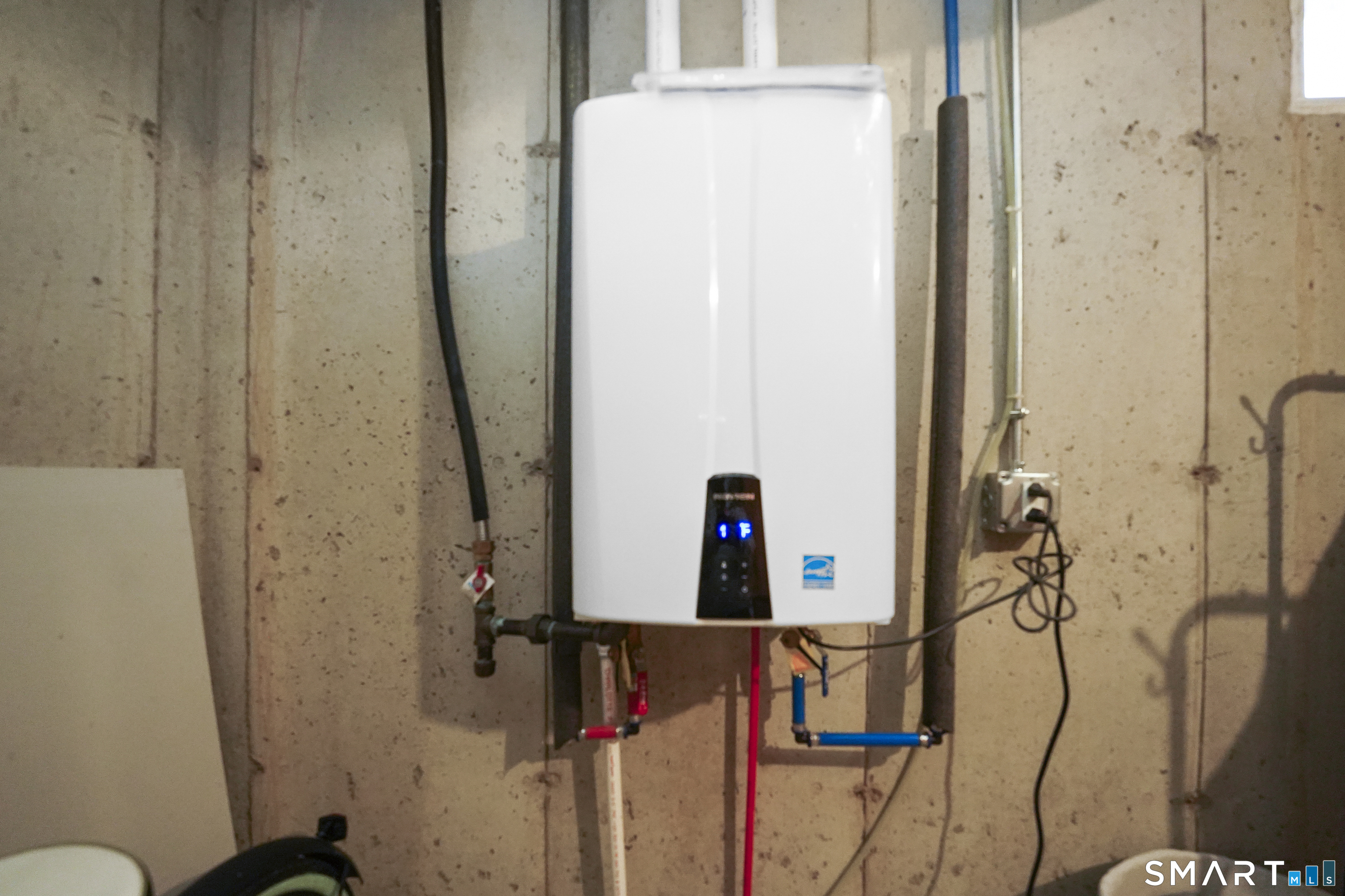 42 Chapman Chase, Unit 42 Windsor Locks, CT 06096 - Photo 35 of 38 a bathroom with a shower