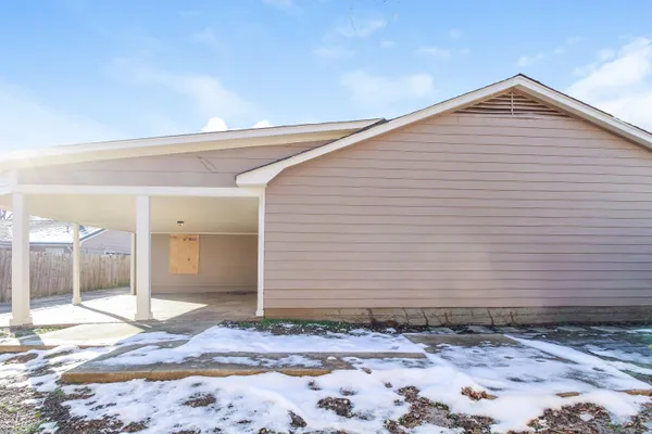 a view of backyard with tub