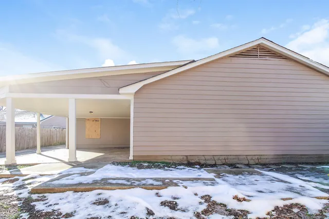 a view of backyard with tub