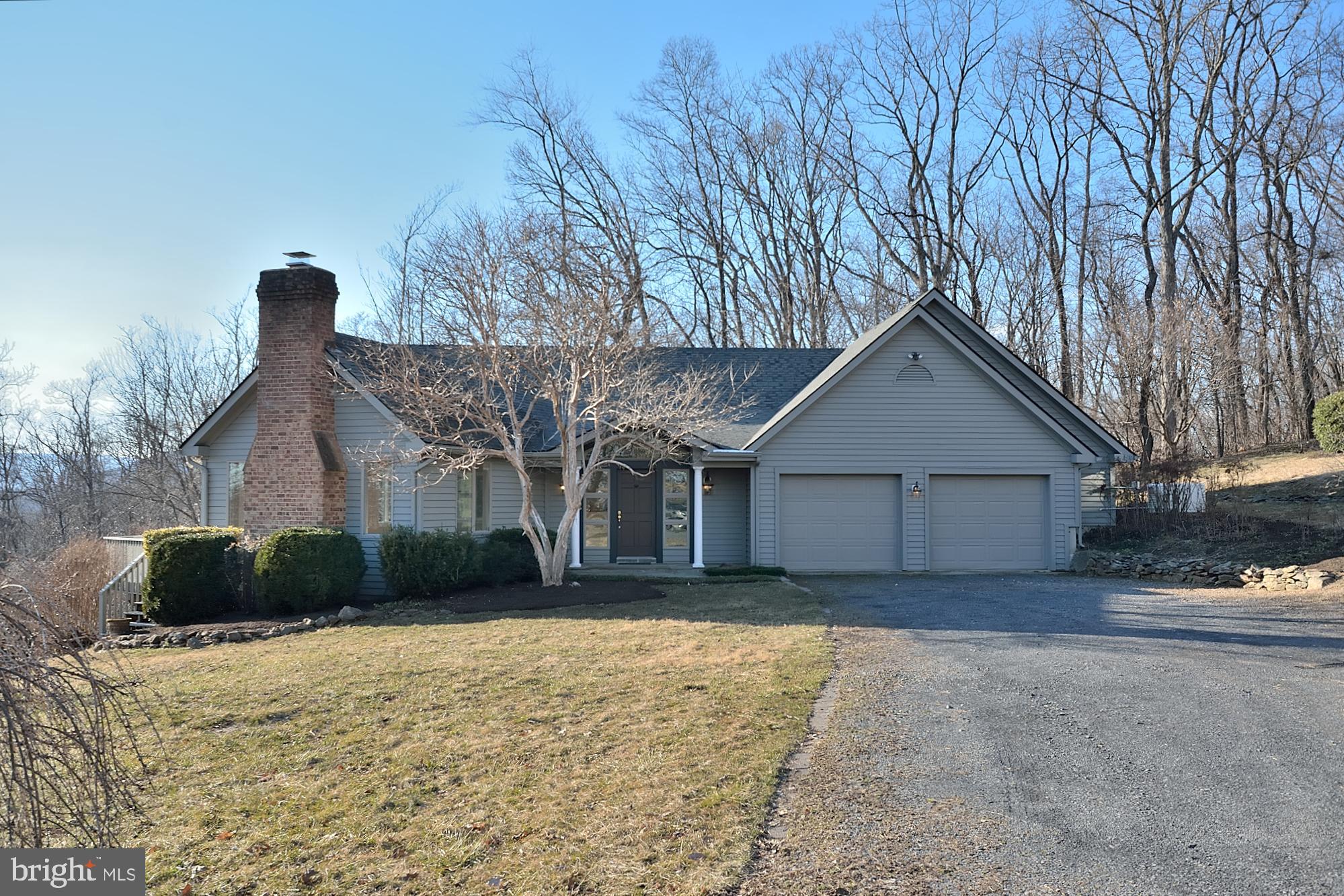 Beautiful home ! Just minutes from I66!