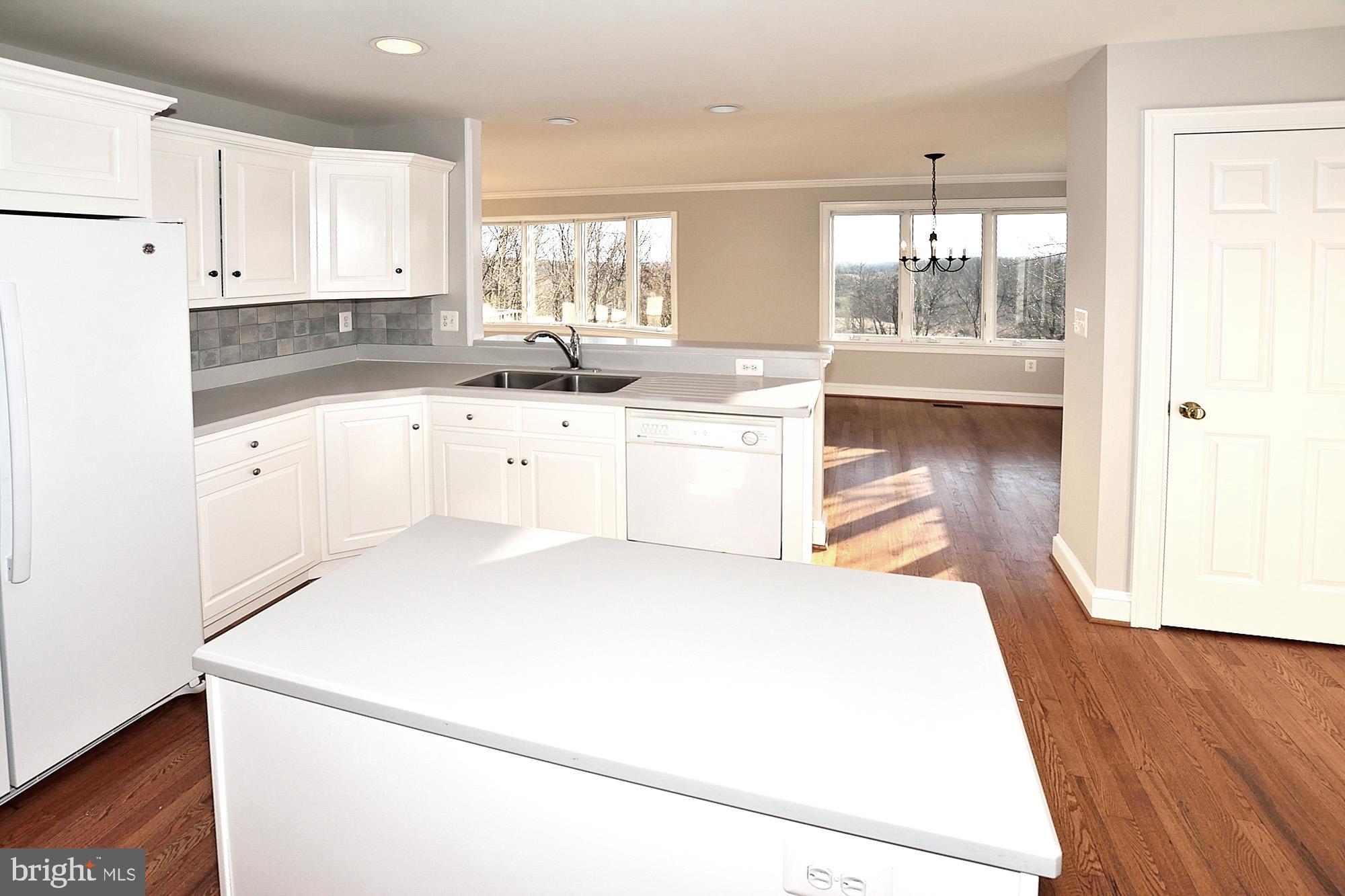 11278 Silo Road Marshall, VA 20115 - Photo 21 of 50 Kitchen open to breakfast area