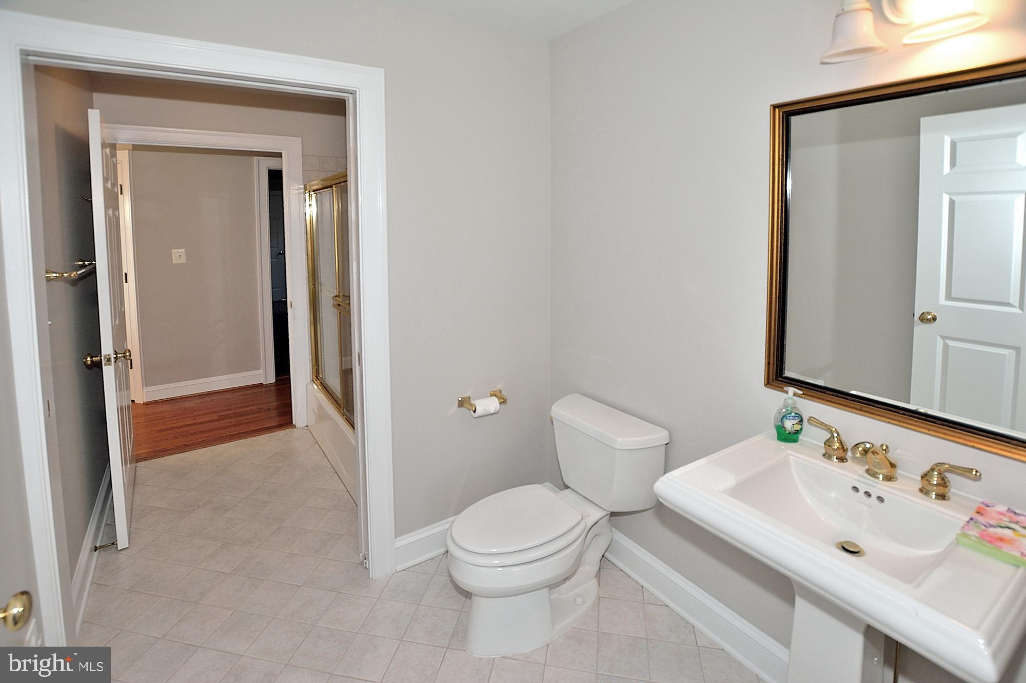 11278 Silo Road Marshall, VA 20115 - Photo 29 of 50 Main level full bath
