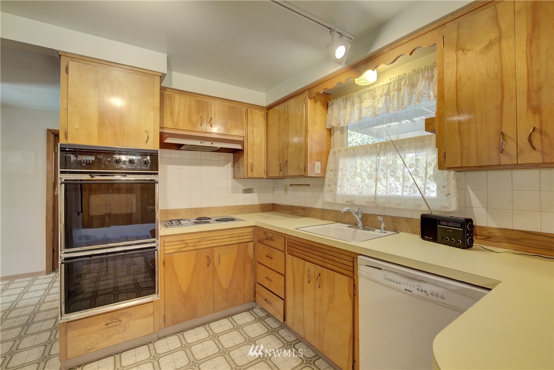 427 Logan Road Lynnwood, WA 98036 - Photo 3 of 13 Gallery Image 3
