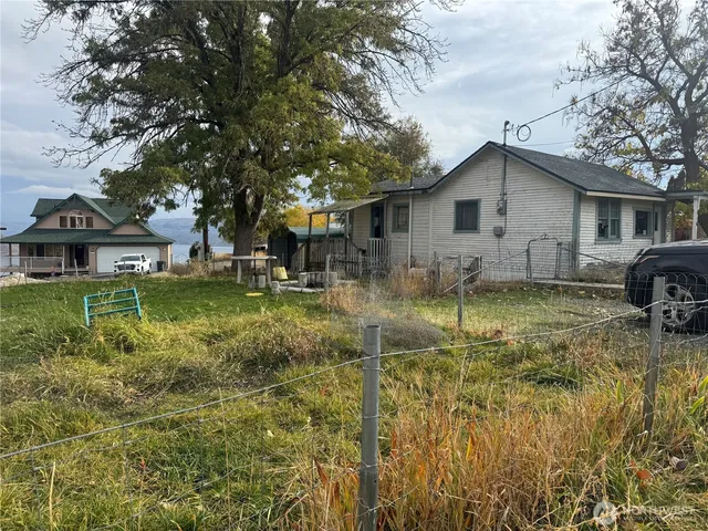 a view of a yard in front of house