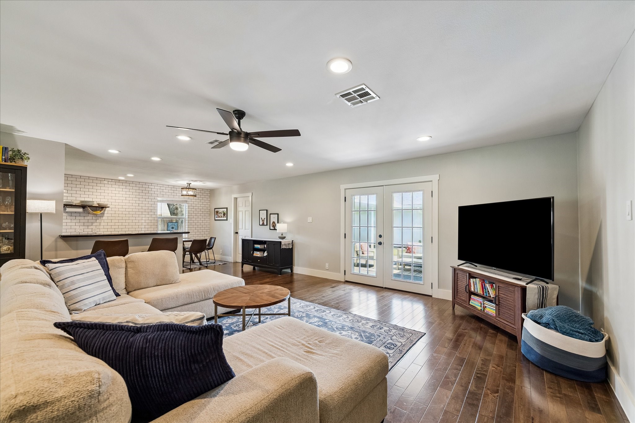 2203 Lamonte Lane Houston, TX 77018 - Photo 3 of 25 a living room with furniture and a flat screen tv