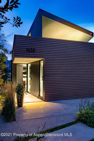 a view of a house with a backyard