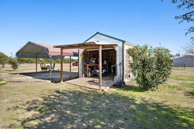 a view of a house with a big yard
