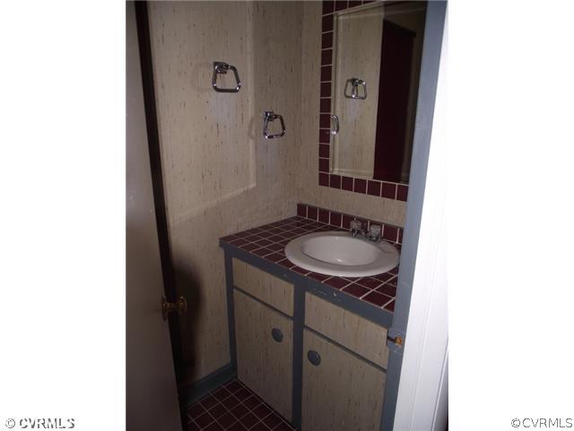 40 Mistywood Road Richmond, VA 23236 - Photo 5 of 11 Other - 1/2 bath main level.