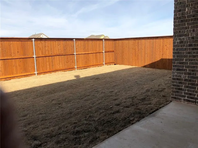 a view of a backyard