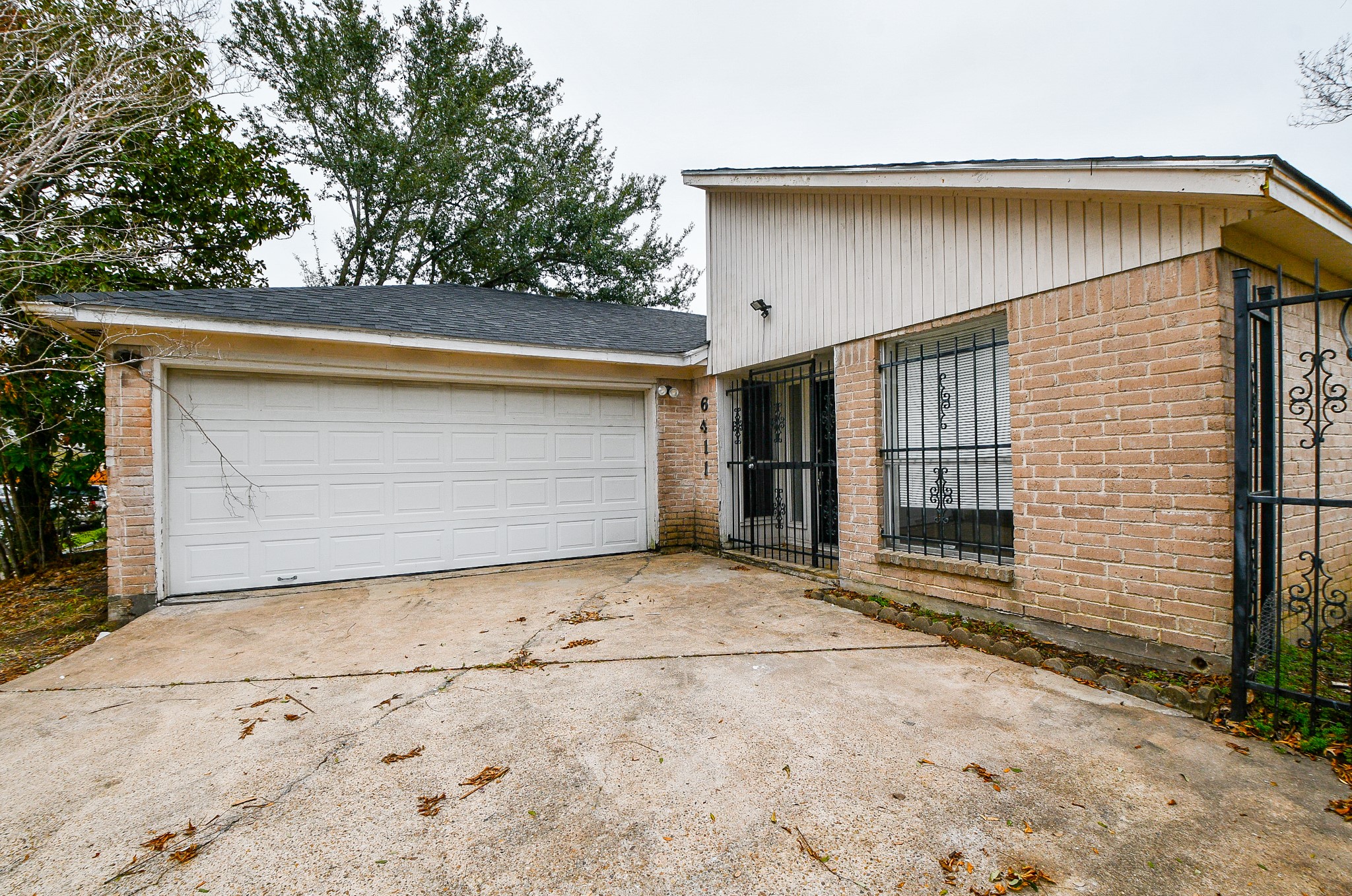 6411 Teal Run Drive Houston, TX 77035 - Photo 2 of 32 a view of outdoor space garage and basketball court