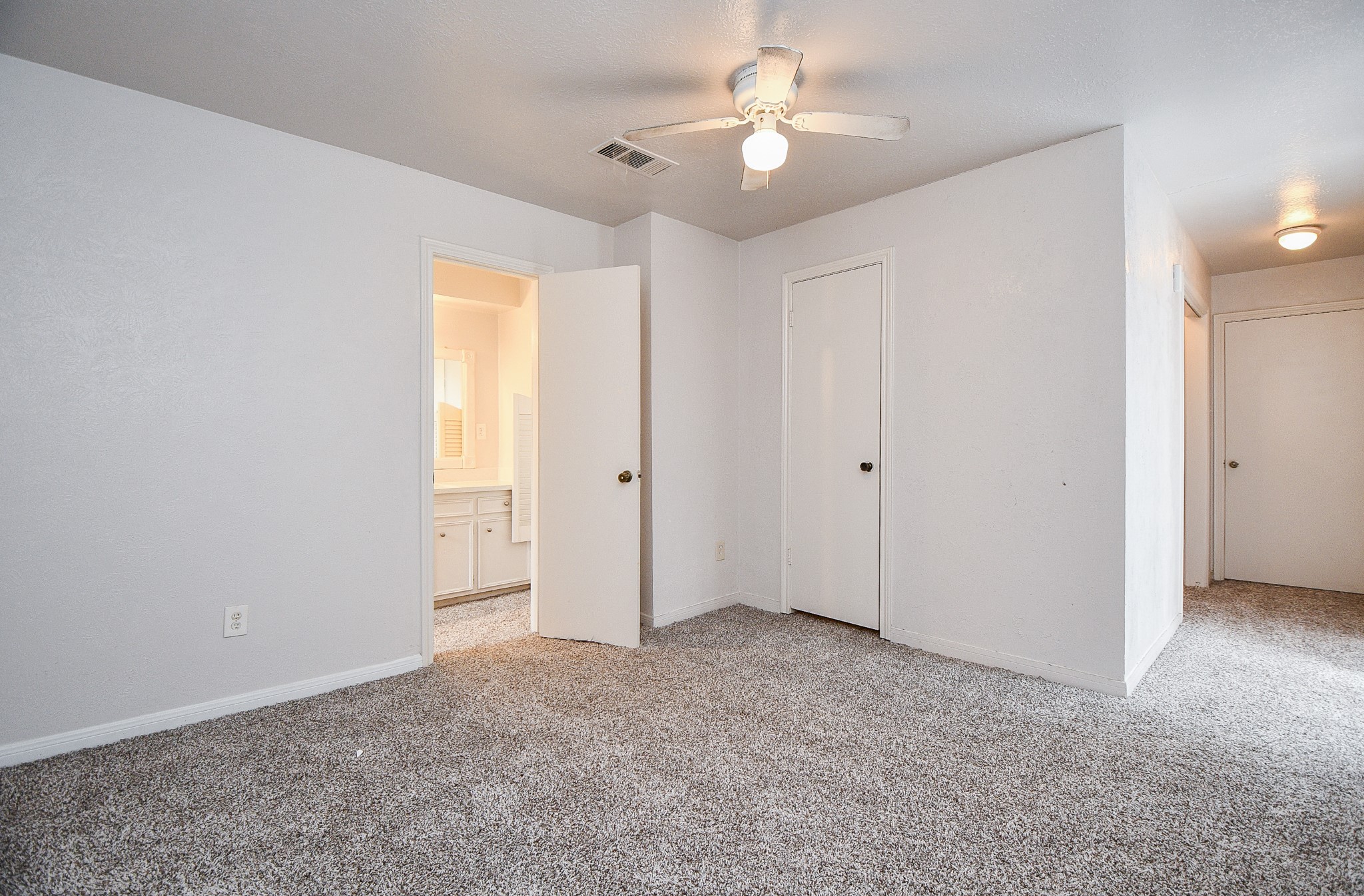 6411 Teal Run Drive Houston, TX 77035 - Photo 22 of 32 an empty room with windows and fan