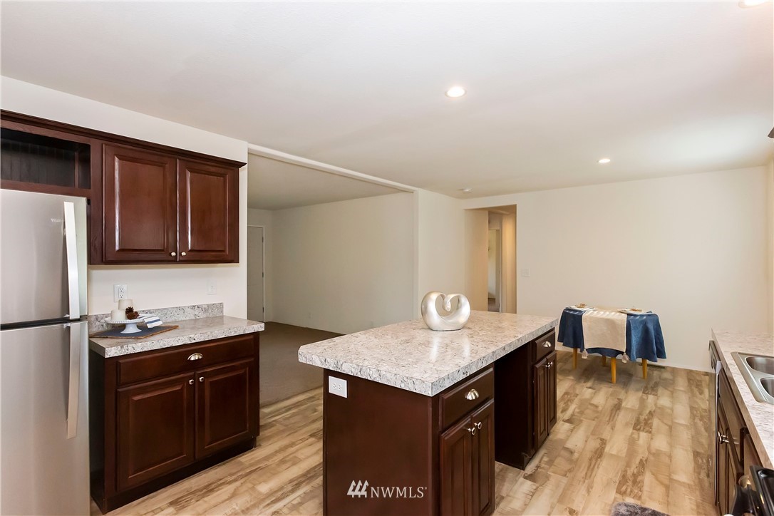 888 Southwest J H Road Port Orchard, WA 98367 - Photo 4 of 28 Gallery Image 4