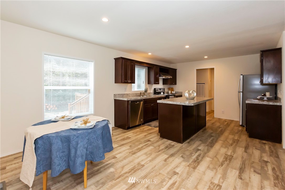 888 Southwest J H Road Port Orchard, WA 98367 - Photo 5 of 28 Gallery Image 5