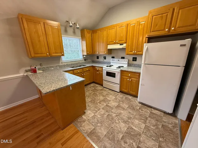 $2,200 | 405 Avent Circle, Holly Springs, NC 27540