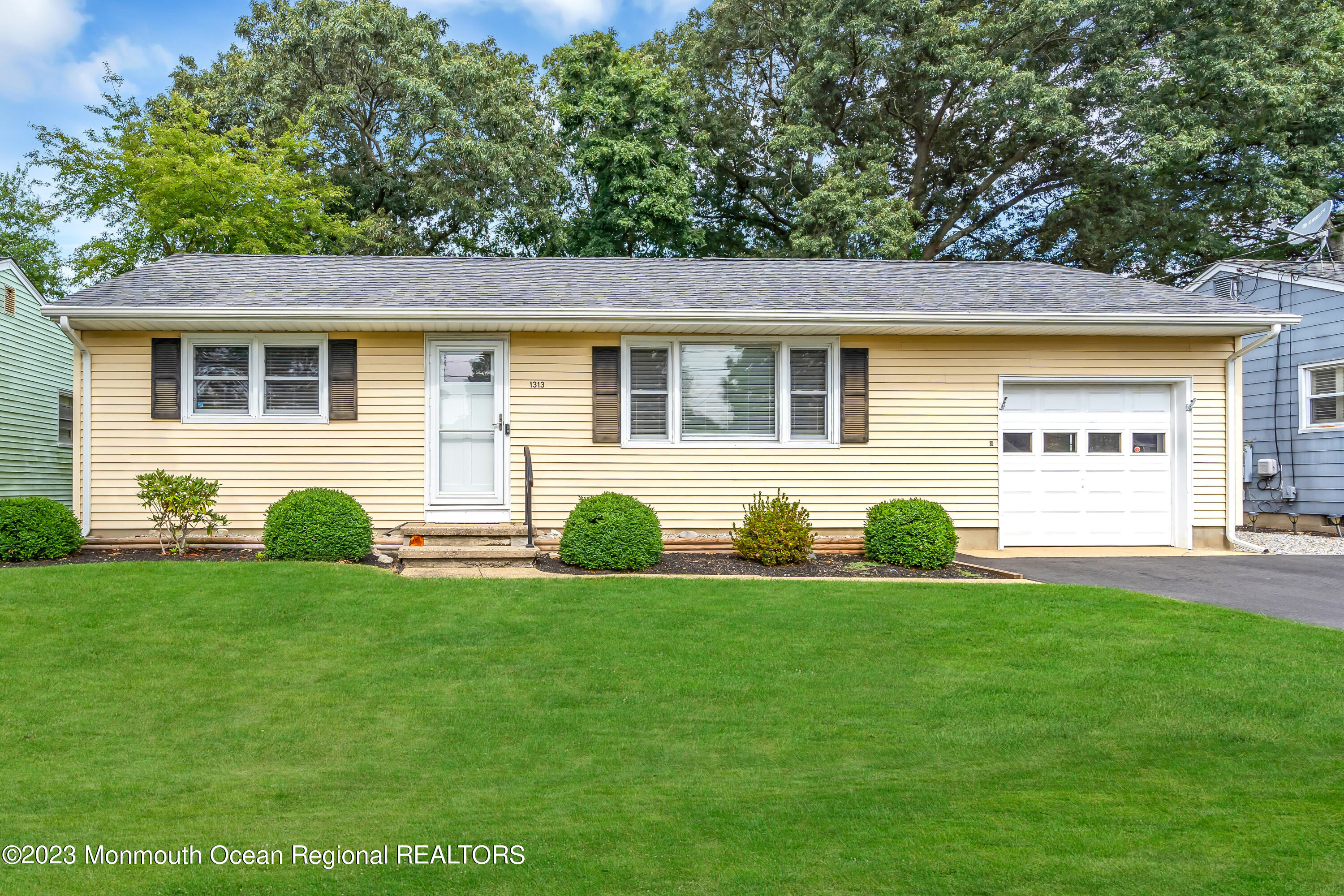 a view of a house with a backyard