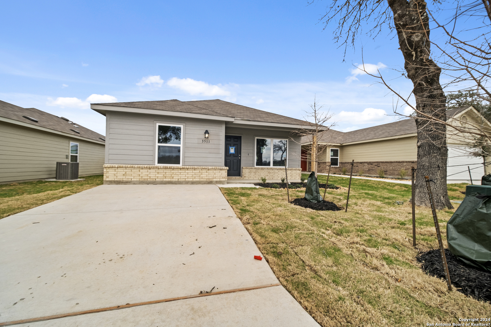 a view of a house with backyard
